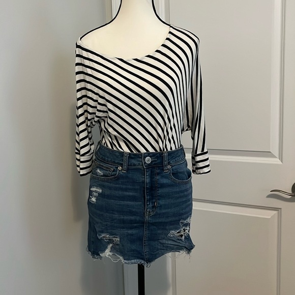 American Eagle Distressed Denim Mini Skirt 💙 - Picture 7 of 9